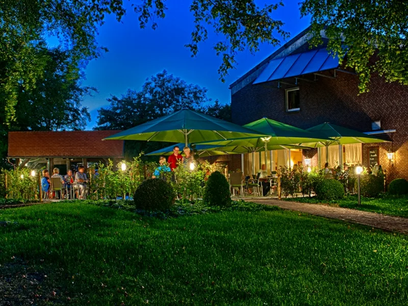 Biergarten am Abend Haus Pöpsel