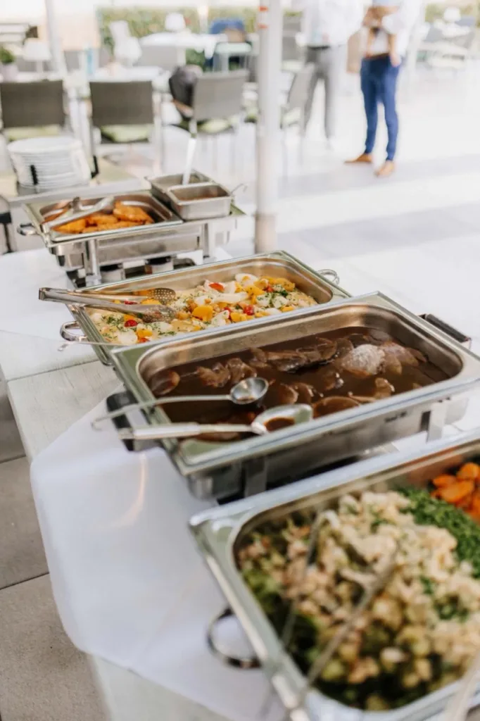 Buffet mit warmen Speisen, Gemüse und Beilagen im Haus Pöpsel.